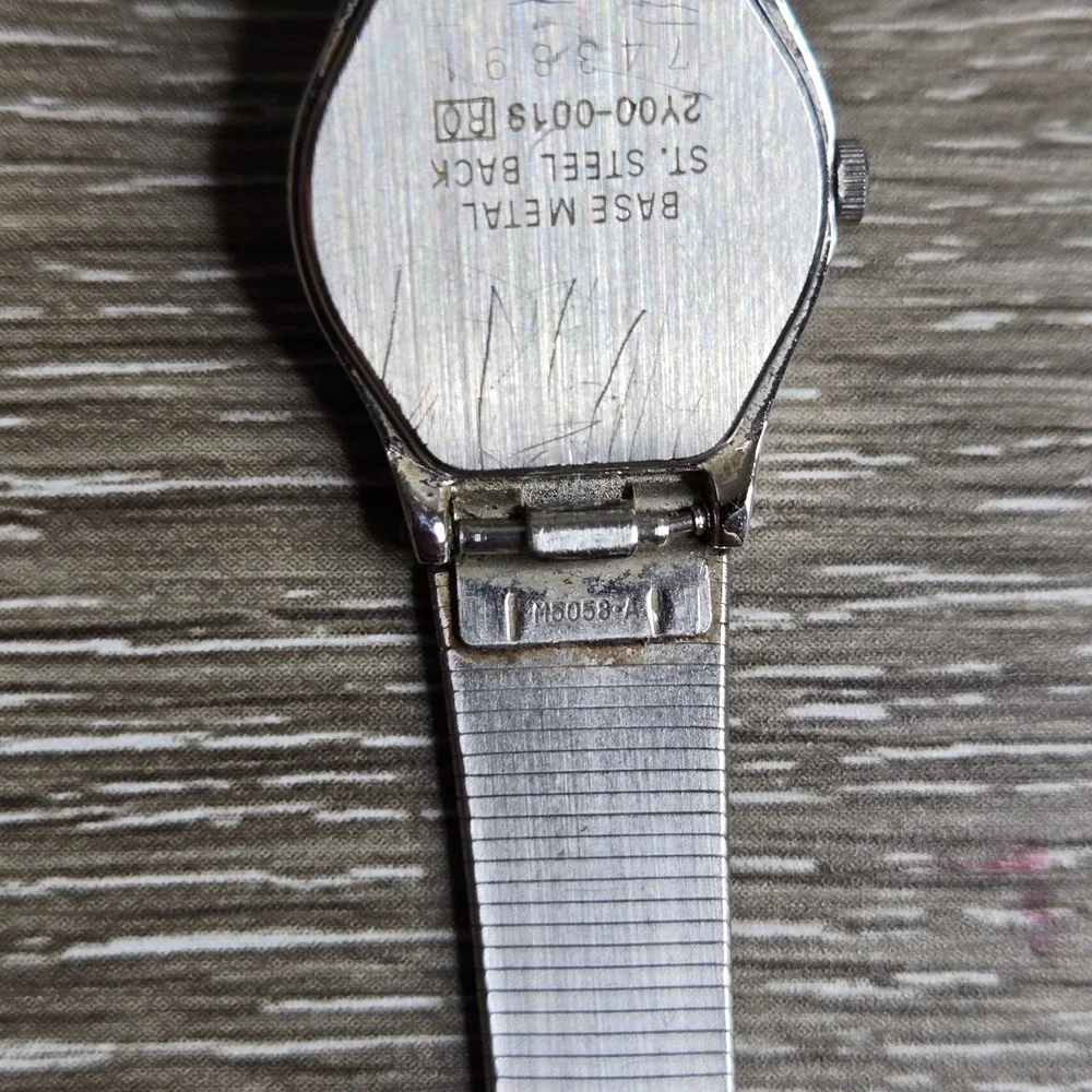 Seiko Watch Women 18mm Silver Dial Silver Tone Round 2Y00-0019 Read